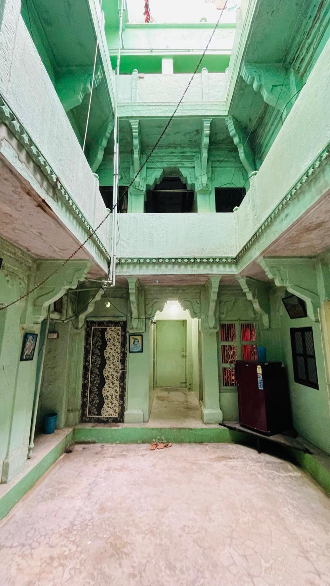 Kapoor * Varanasi